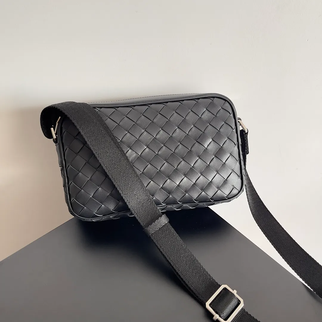 Batch 1480 BV lntrecciato woven leather crossbody bag. The zipper opens and closes, and the space is too big. It meets the daily needs of going out on the street. There are no problems with mobile phones, wallets, and power banks. The weaving process is used, and the texture of the upper body is very high-end. Model number: 710048 Size: 25*7.5*16